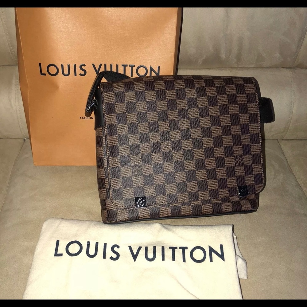 Men’s Louis Vuitton district pm messenger bag
